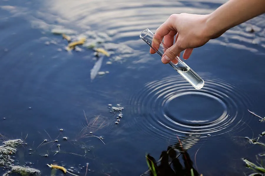 Persona tomando muestra de agua